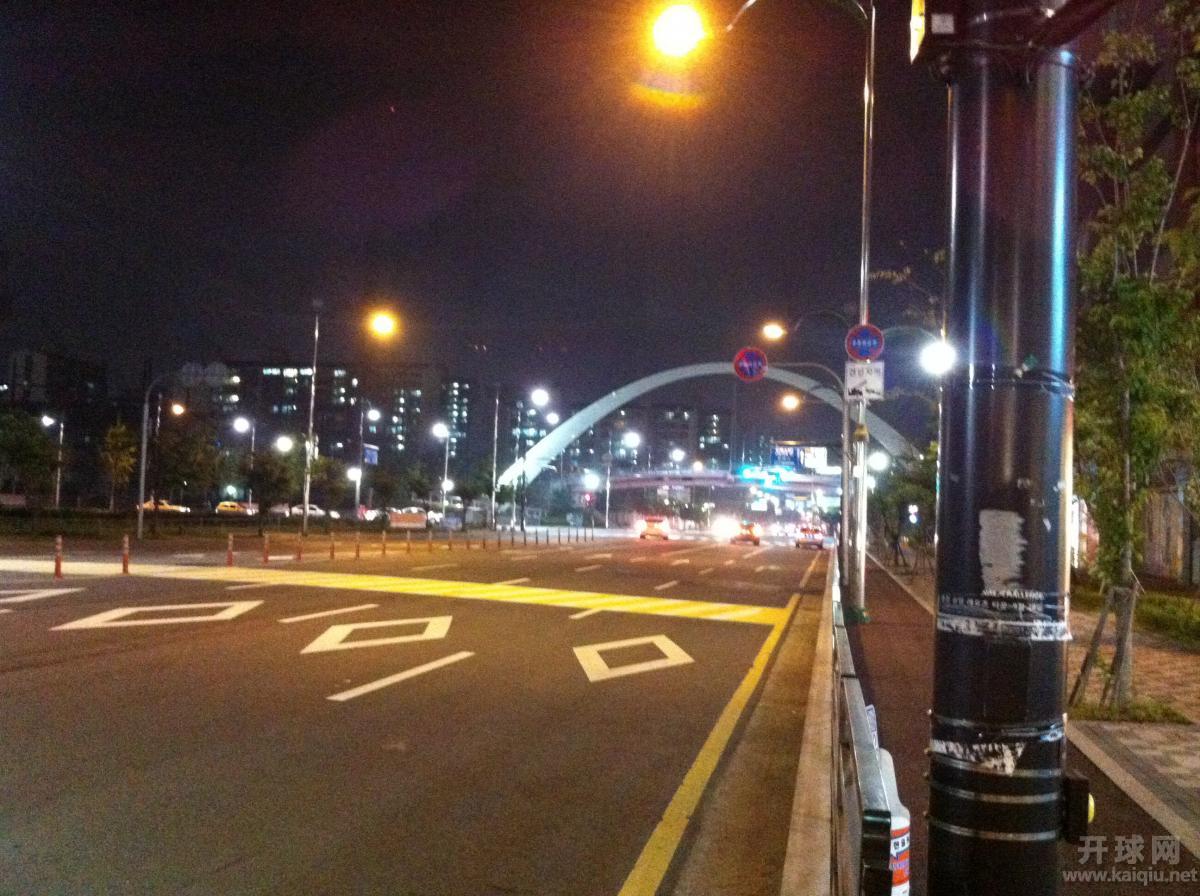 会议所在地城市夜景，晚上看挺辉煌。