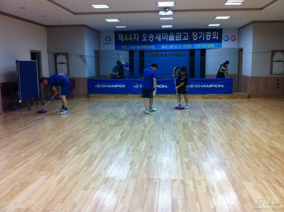 大家在为第二天的比赛做准备。