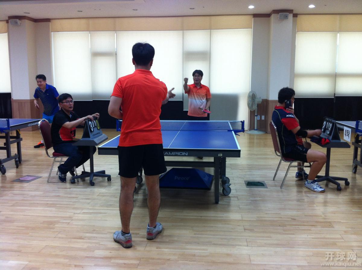 锤子剪子布确定发球权。