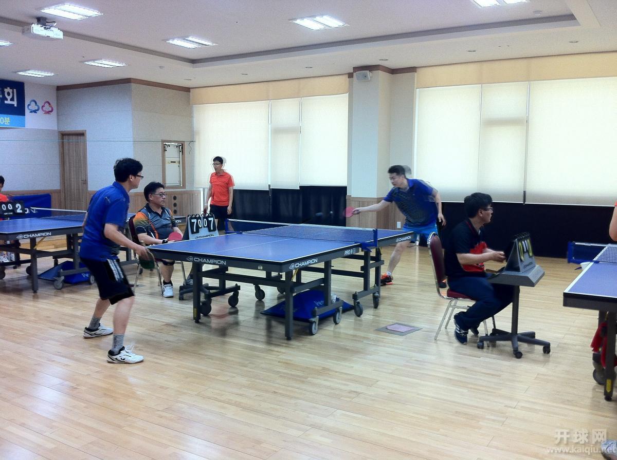 对面那位是教练，本市冠军。