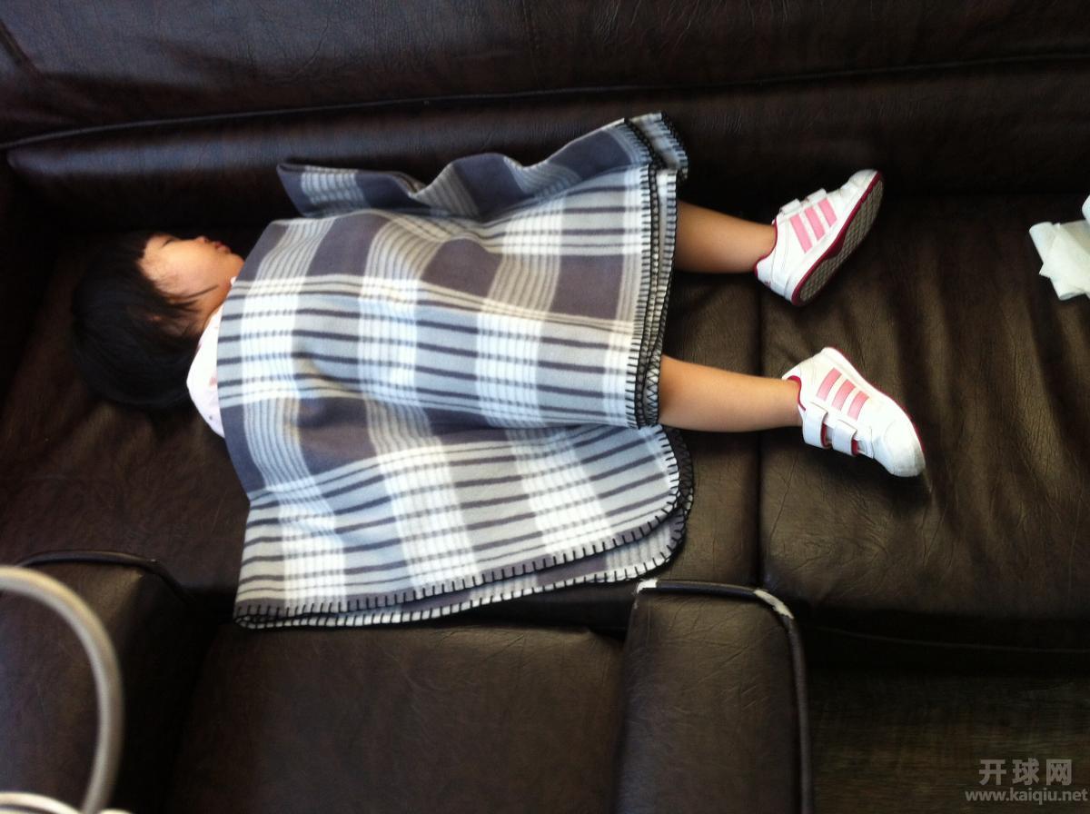 休息室里酣睡的孩子。