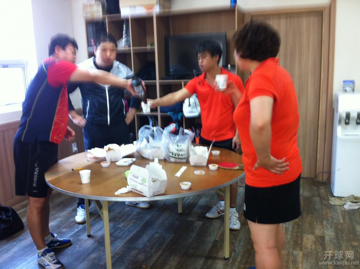 比赛中间加歺。