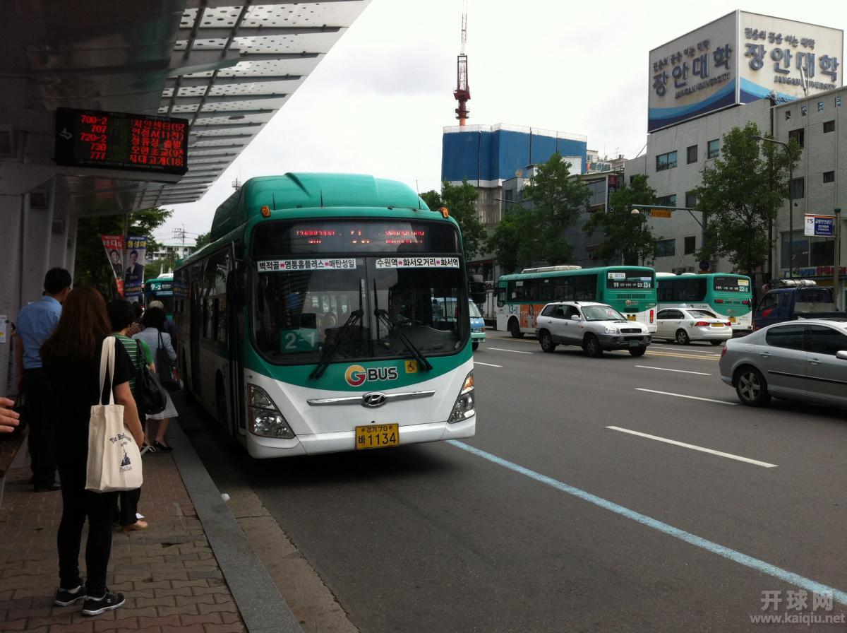 用天然气，有残疾人使用设施的公交车