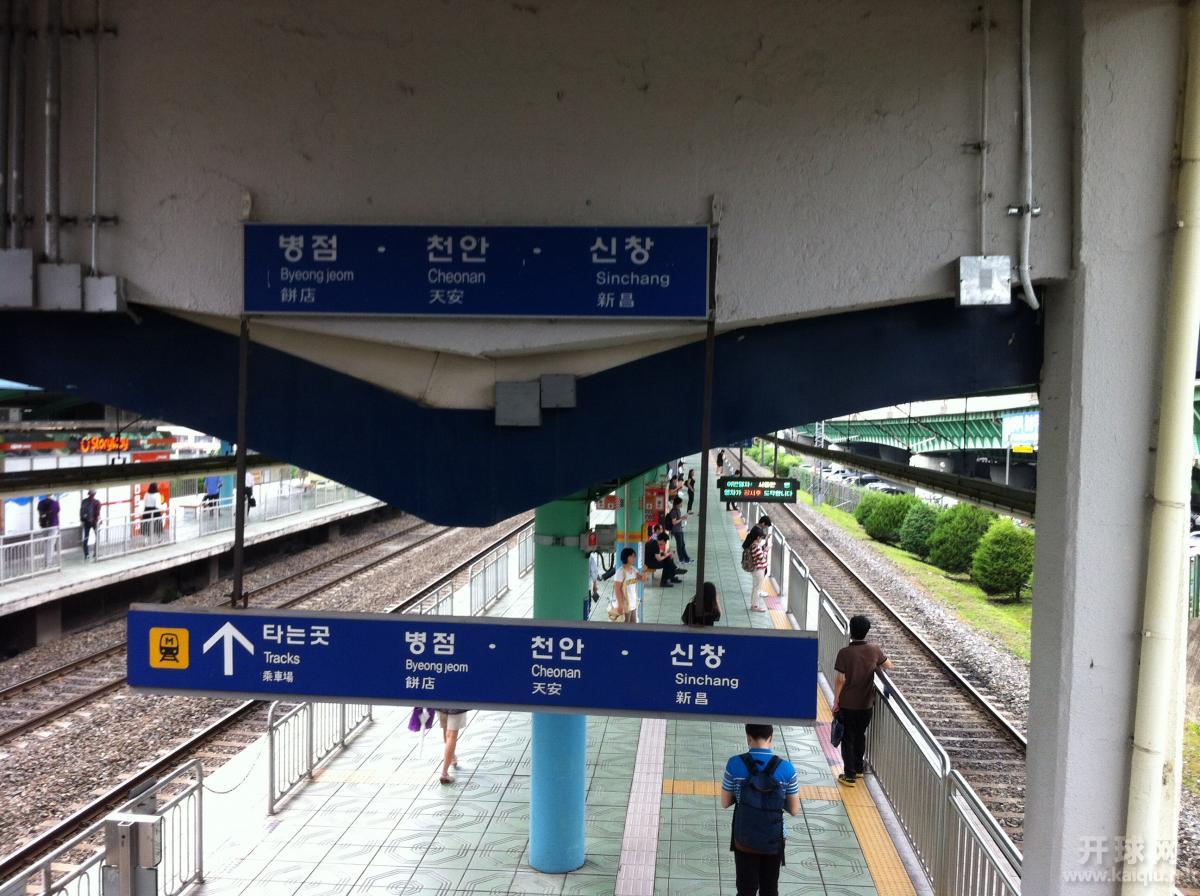 火车站台内有中文标识