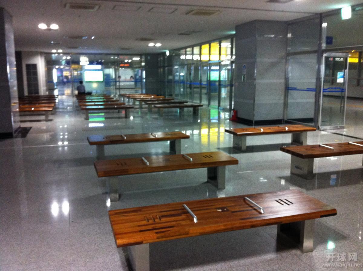 清晨，候车室内空荡荡