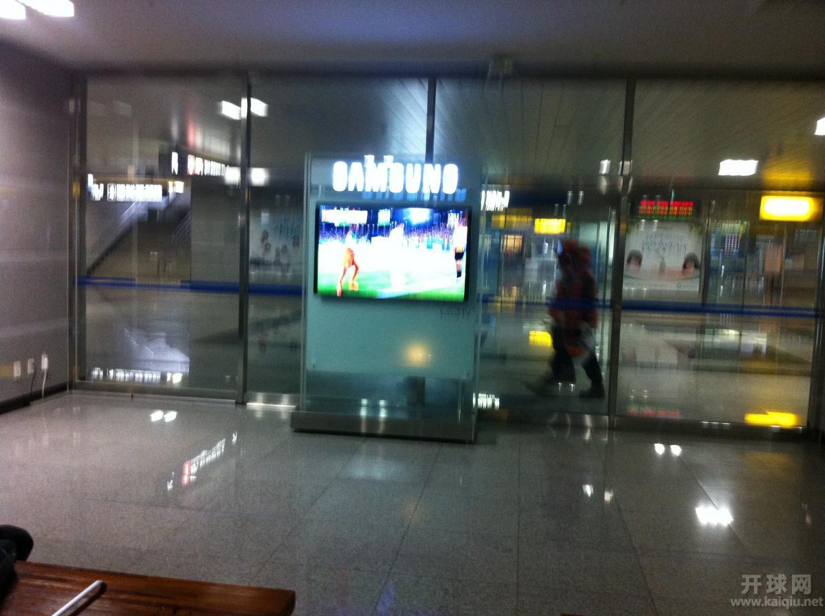 电视播着世界杯，巴西对美国