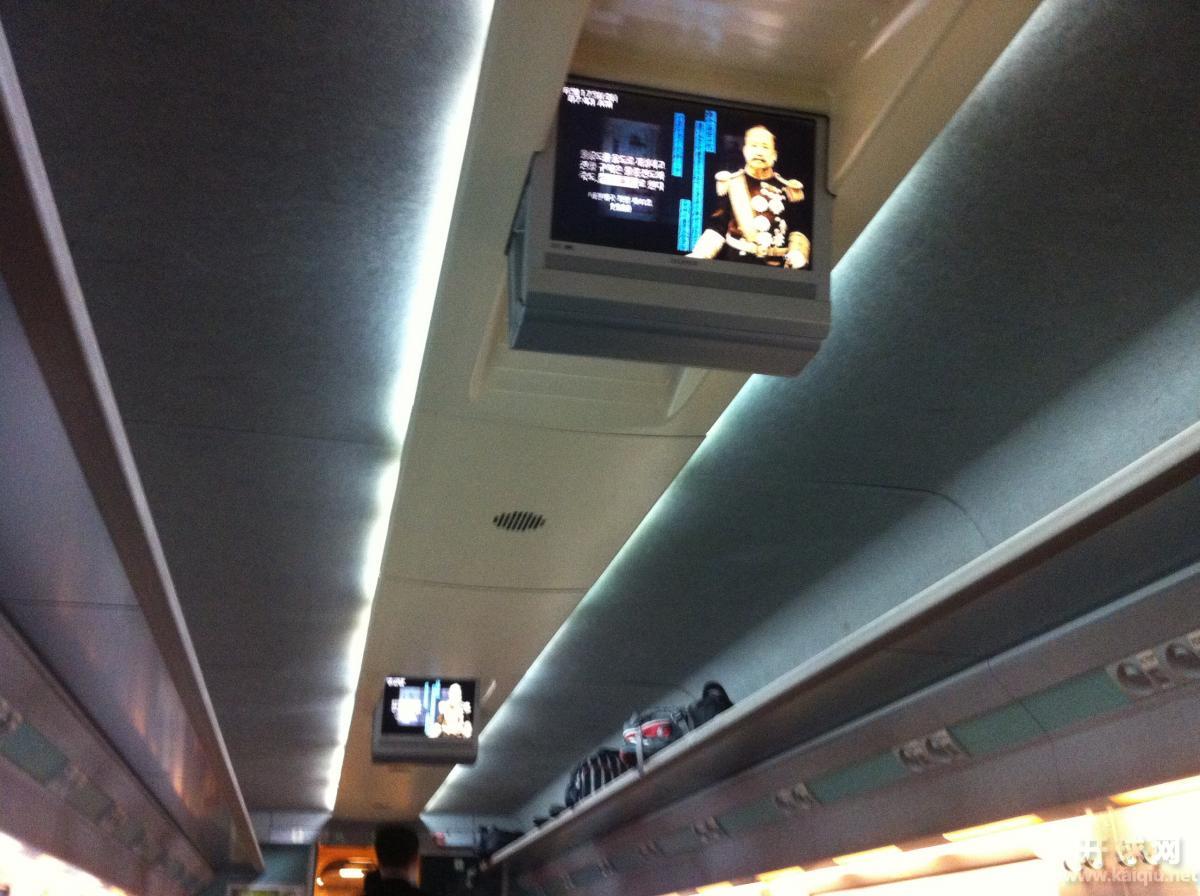 有电视。但从来不检票，整趟车好像有一位列车员。