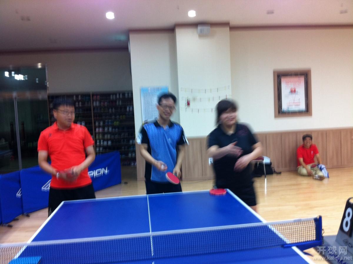 每个人站在自己拍子前确认对手。