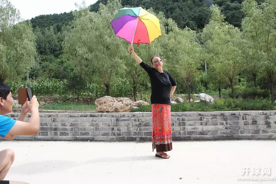 潘子生也在为美女模特拍照。