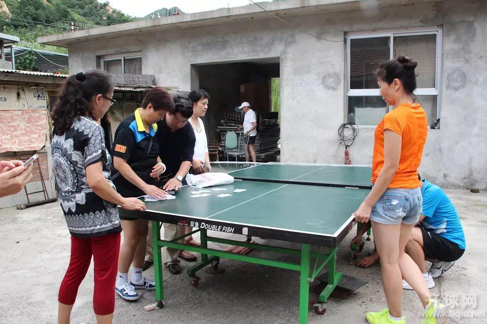 找到一个乒乓球台准备举行乒乓球男女混双比赛。