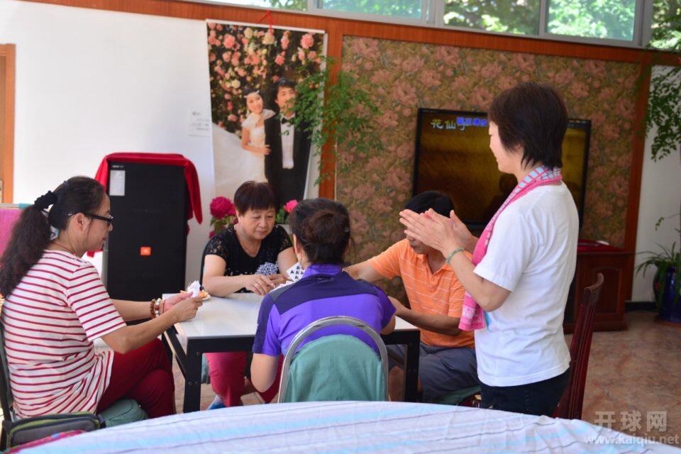 除了跳舞还可以打扑克和打麻将。