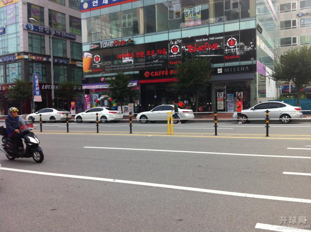 我们的车队早上八点出发