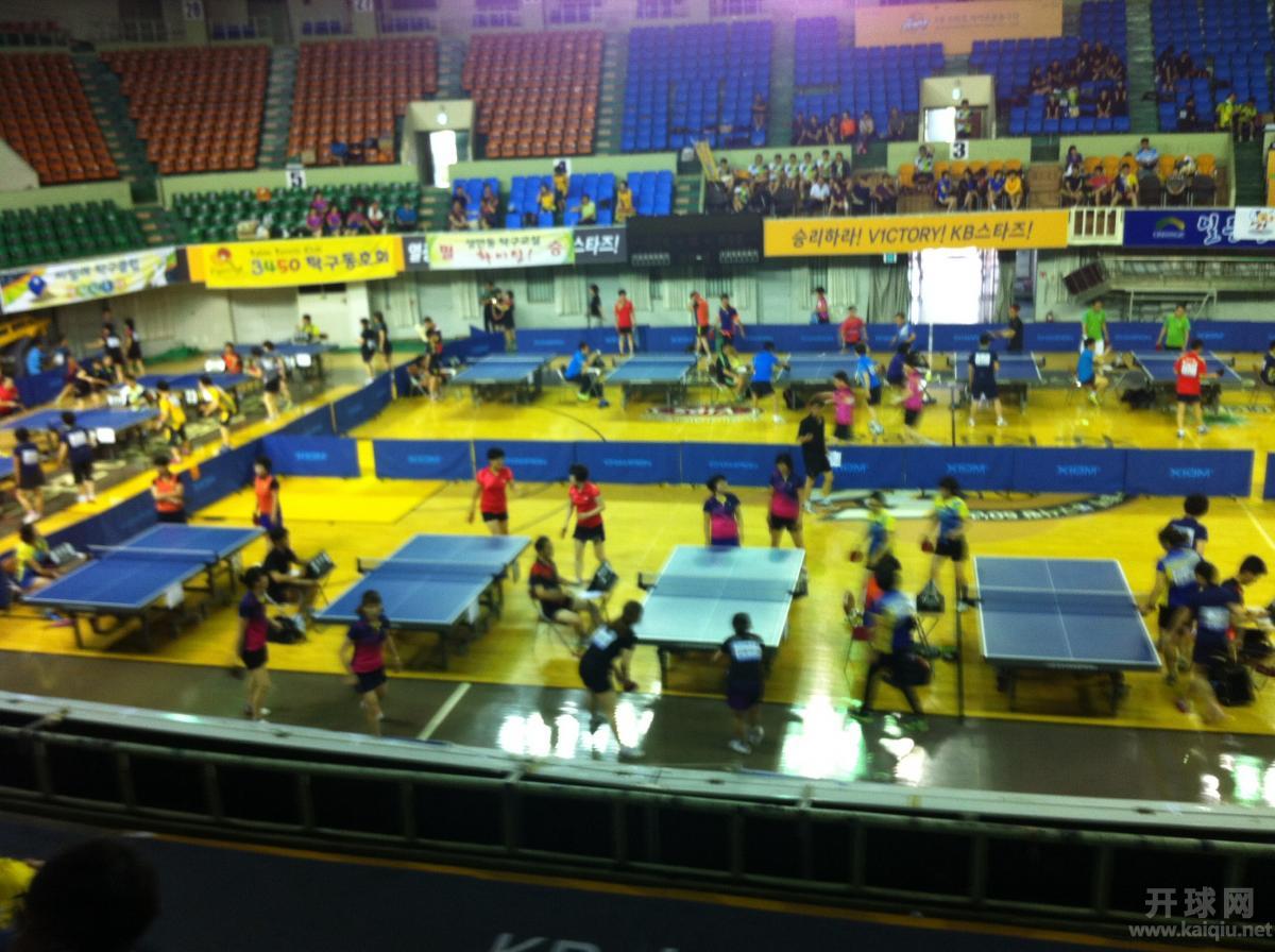 24张台子全被热身的球友占据