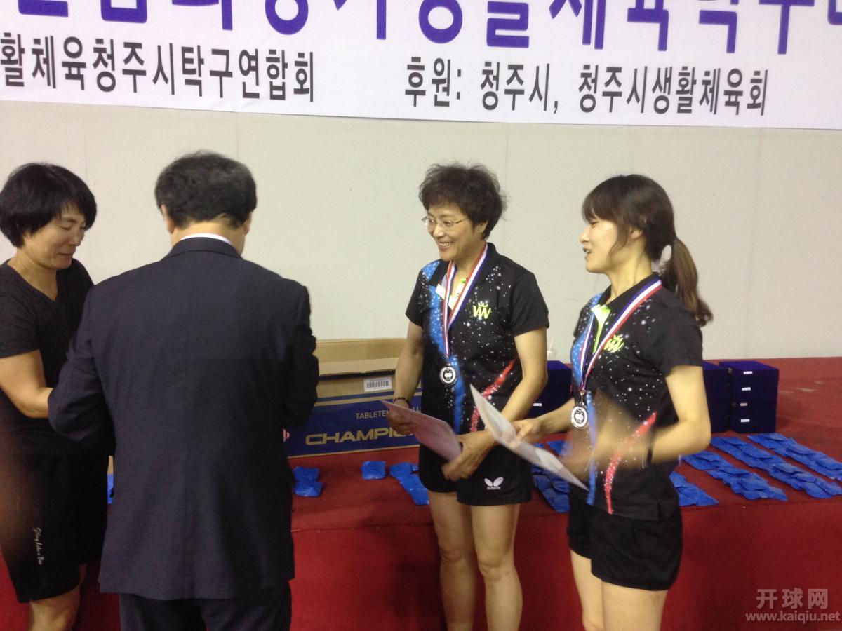 颁奖有程序，很正式。