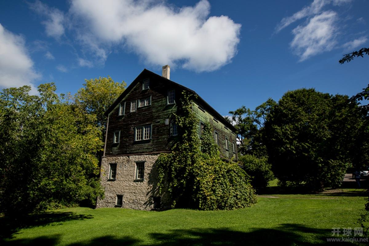 1，此楼历经百年有余，原为水磨房，现为画家创作室兼展卖厅。