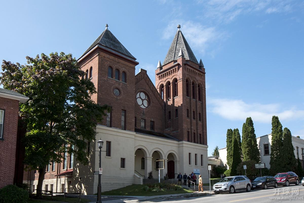 3，主要街道无高楼大厦，但小巧玲珑之建筑栉比鳞次。