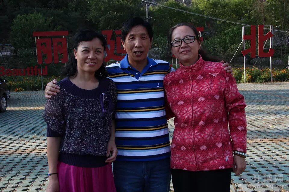 潘哥左右都是美女。