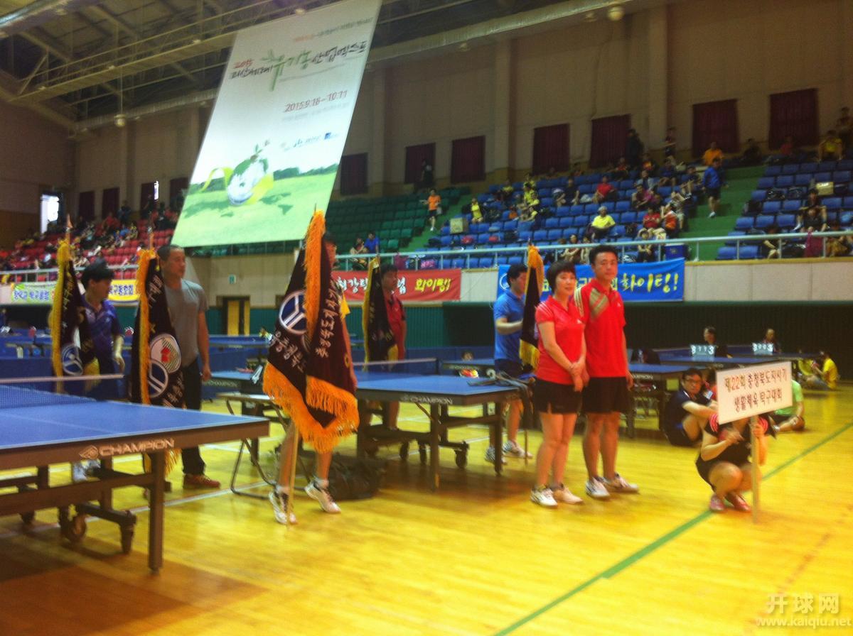 六面奖旗是为男女团体、单打和双打准备的。