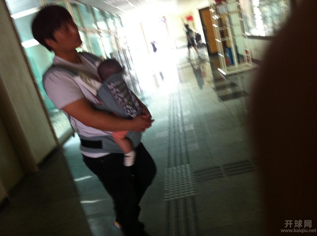 奶妈前方奋战，奶爸后方支援。