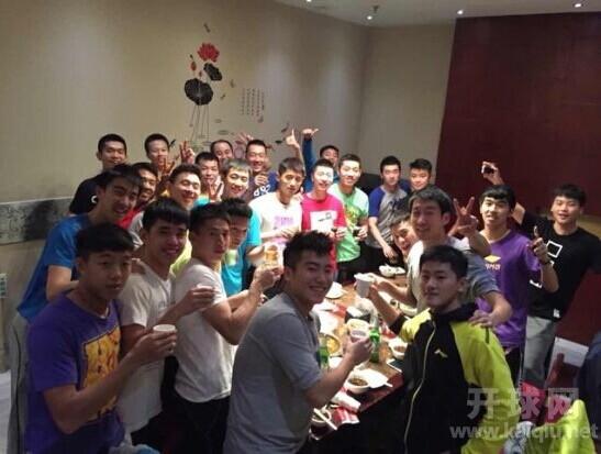 都来为马龙庆祝生日（图片来自许昕微博）