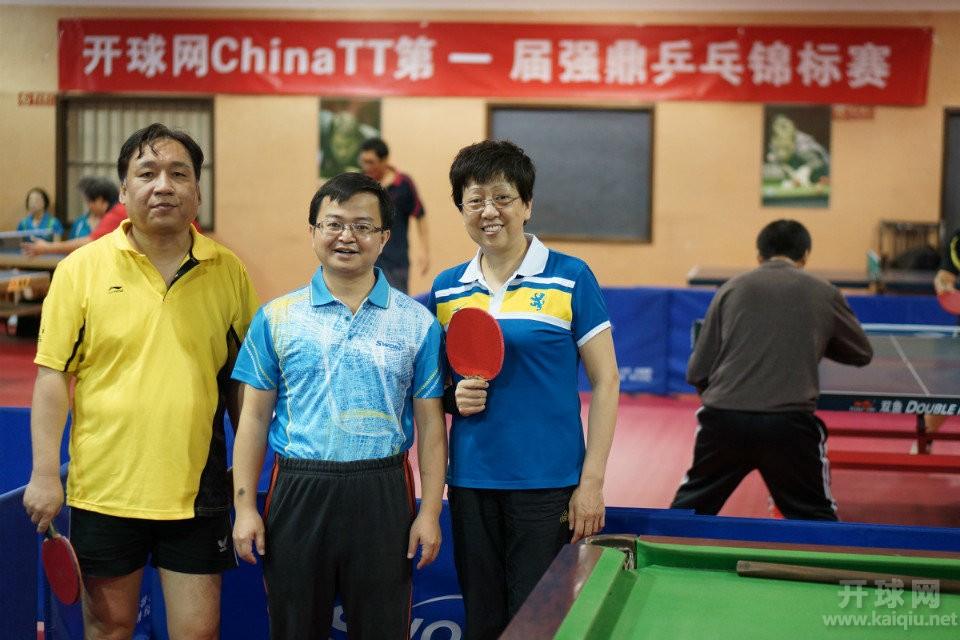 与乒乓爱好者合影