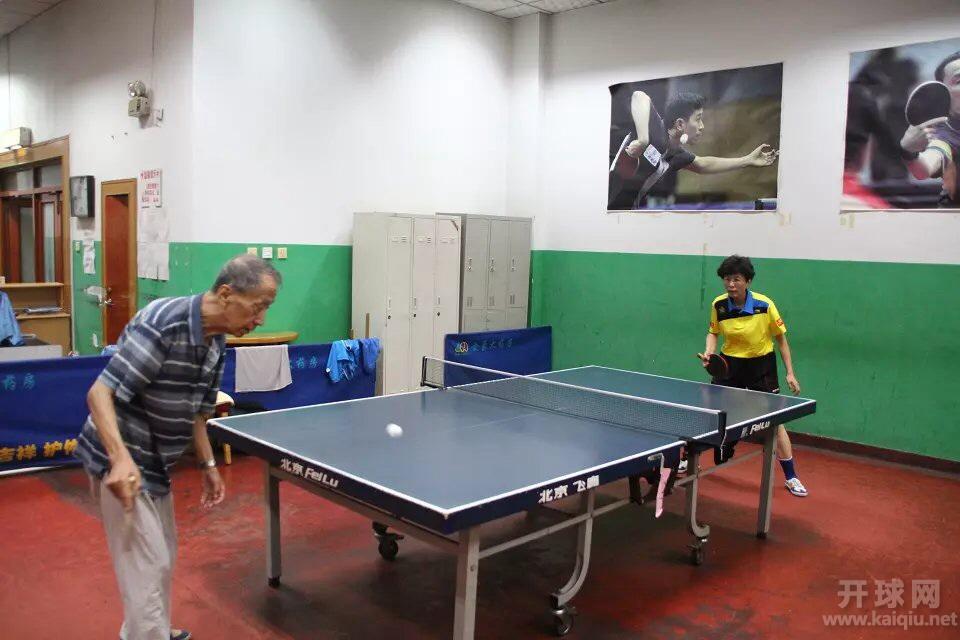 向李博达老师学习打乒乓球。