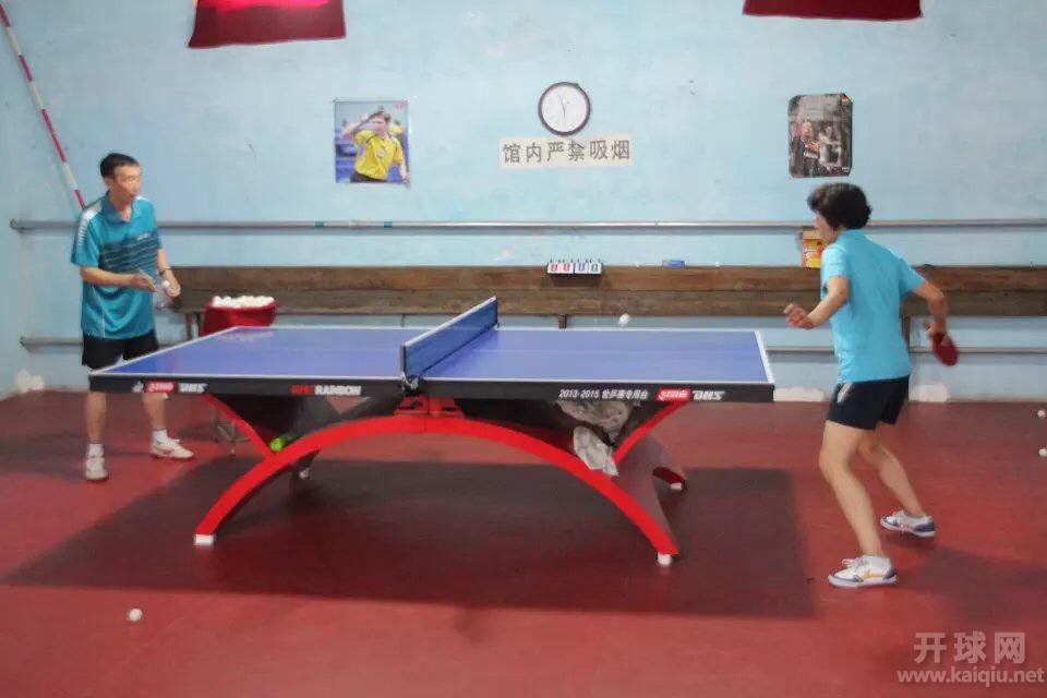 张学友老师给我发球让我练习抽球。