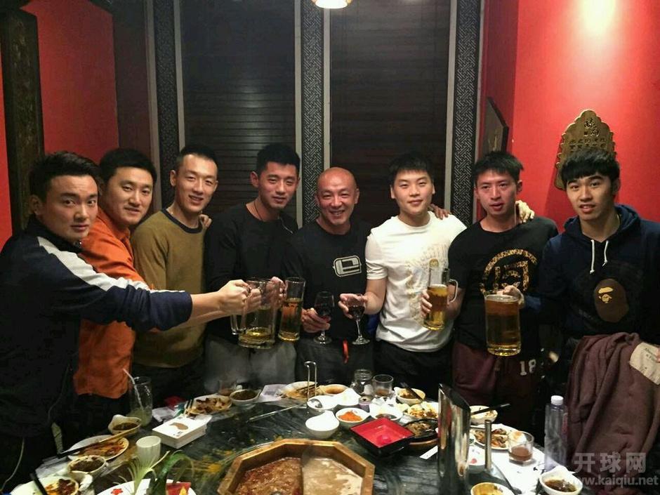 北京时间1月2日消息，近日，中国乒乓球队教练带领他组里的弟子张继科、方博、闫安、徐晨皓等，一起吃饭跨年，图为精彩瞬间。