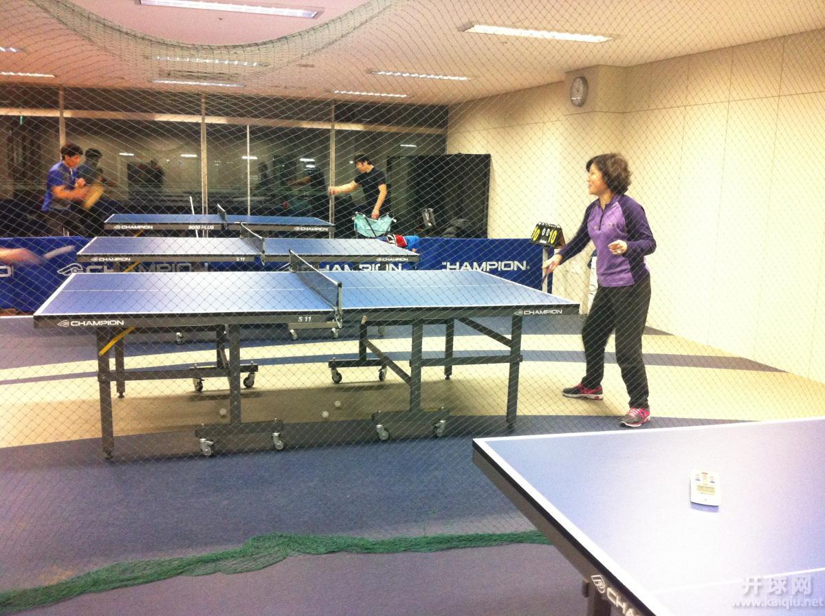 乒乓球室内有发球机和教学台。
