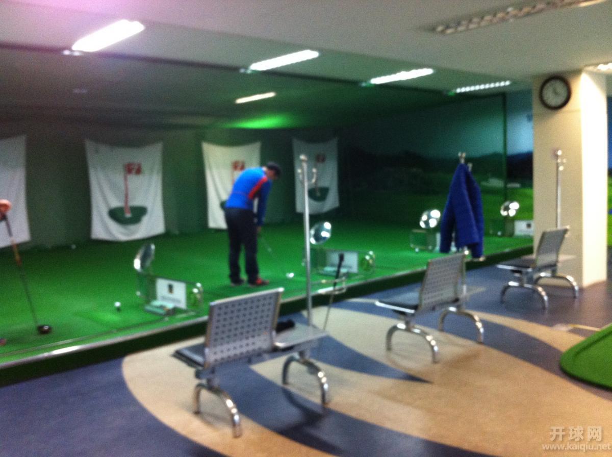高尔夫球室，具有自动收集和供球的功能。