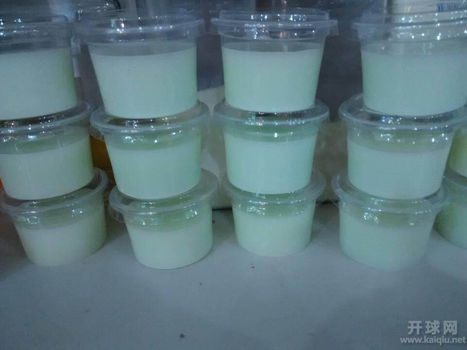 彩虹姐亲手制作的果冻，赛后每人一份，真是清凉可口呀！