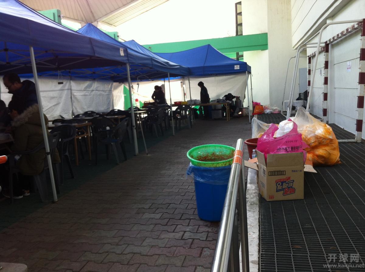 吃饭的地方。两天内近两千人用餐后还是这么平干净。
