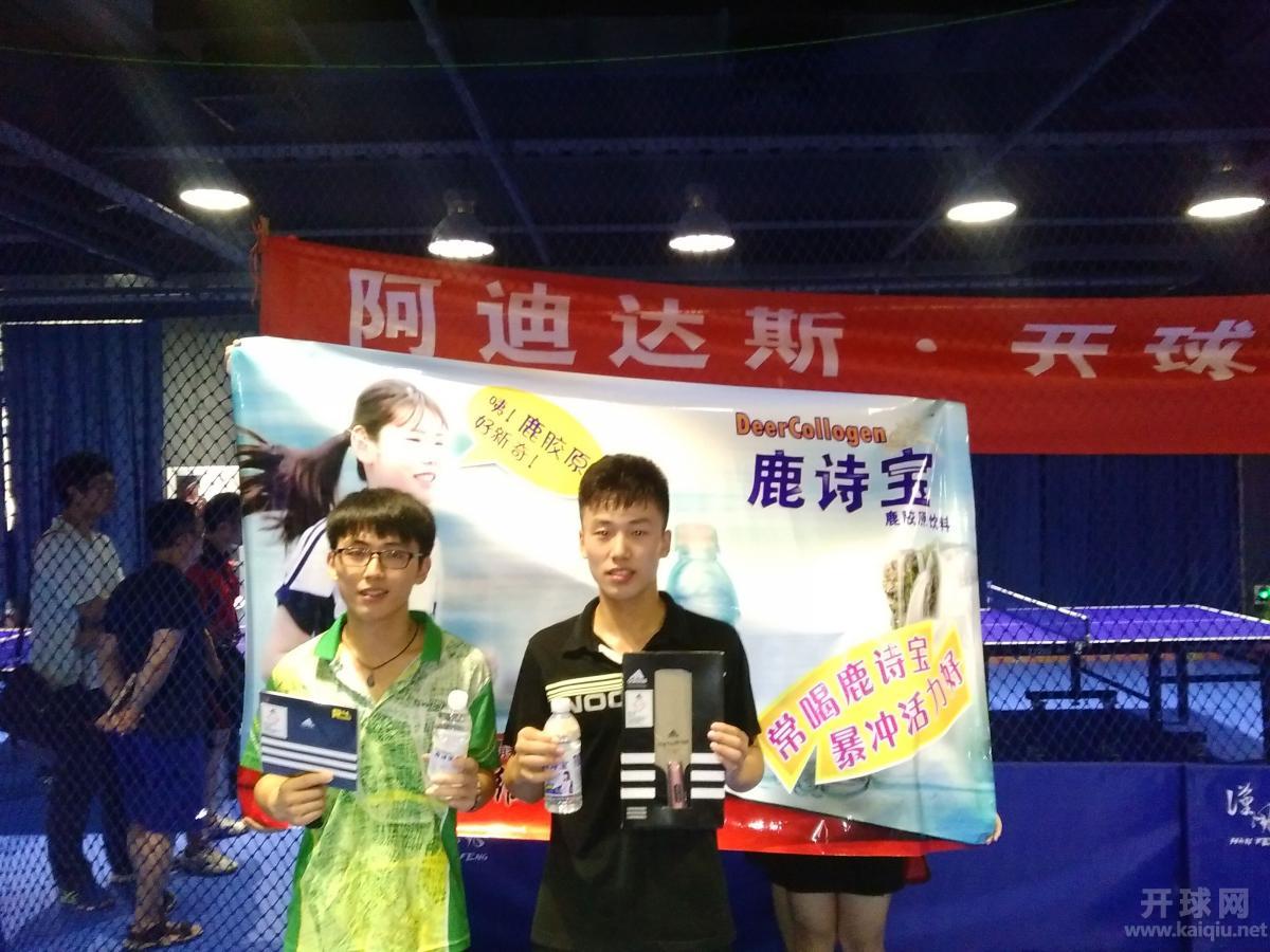 甲组冠军周奇峰（右）亚军 孙晓鸣