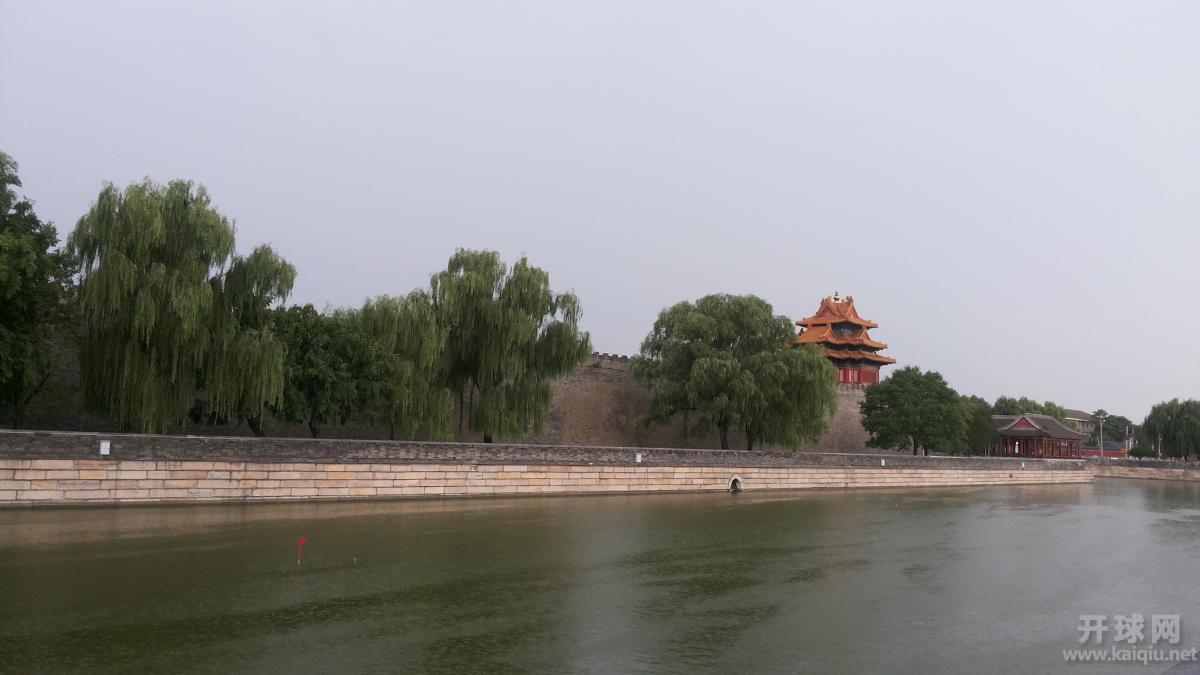 静静地护城河水