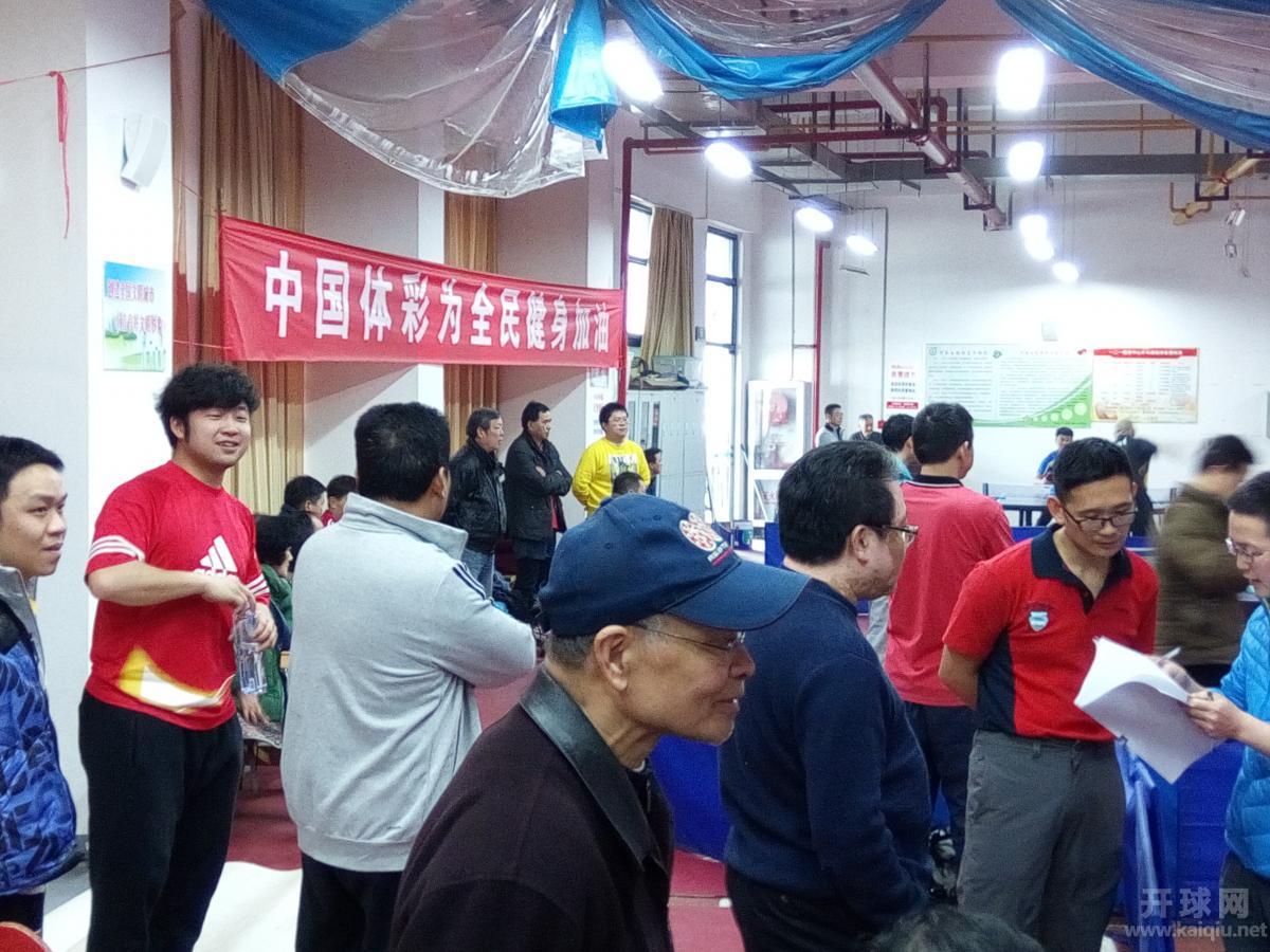 红衣男韩亚雄是削球高手