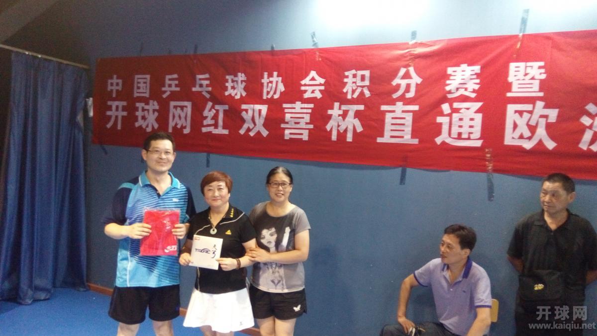 丙组前三名：杨淑华（中）、陈晓（左）、秦凤兰