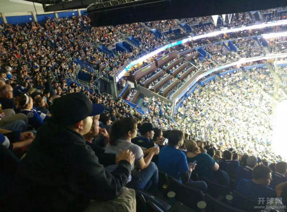 人气超旺，几乎没有黑人，清一色白人球迷