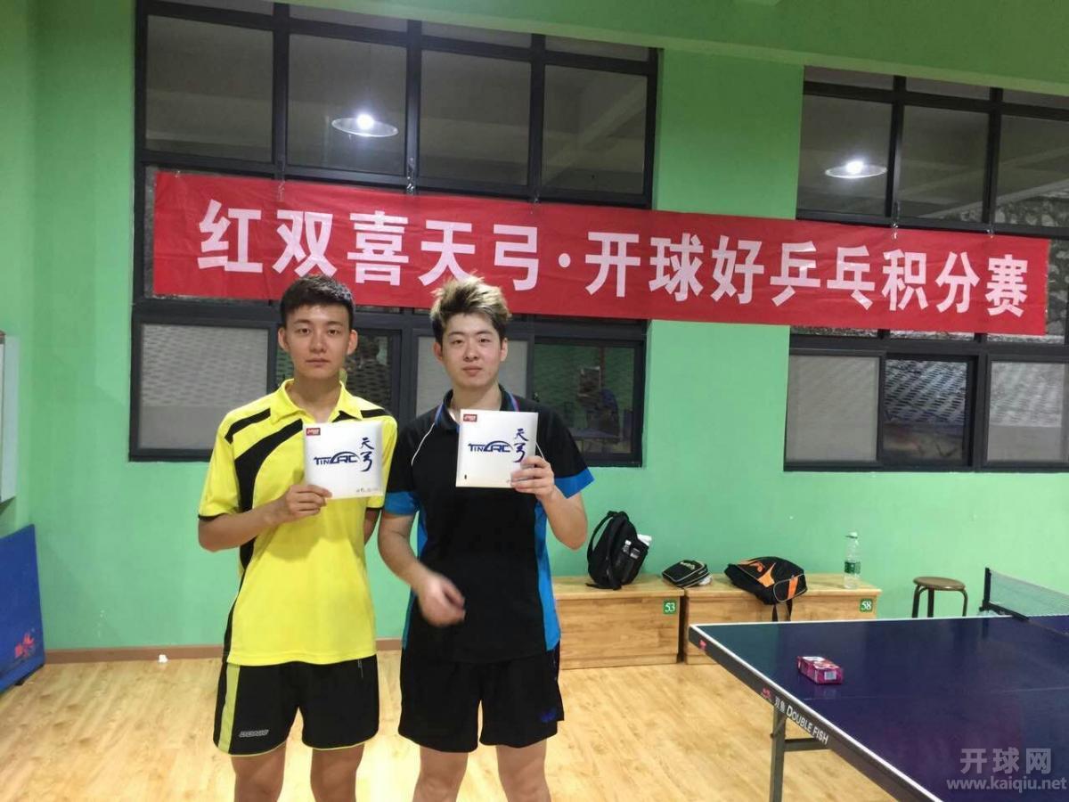 甲组并列第三 李芷晟/王晨同。华科师兄弟，吉林小老乡，师出同门。杠杠滴。

大一小鲜肉李芷晟，贵为2015年全国中学生冠军，反手生胶，打法特殊，特长鲜明，原本有机会PK周奇峰，是夺标大热。可惜四进二遭遇同校师兄魏来，一番剪刀锤子