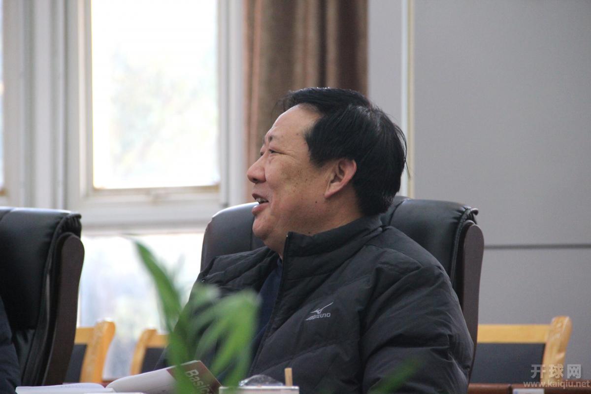 吴兆方主席主持会议