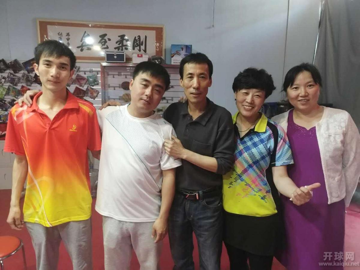 第二副主席康哥和美女花木兰欢迎三位新人
