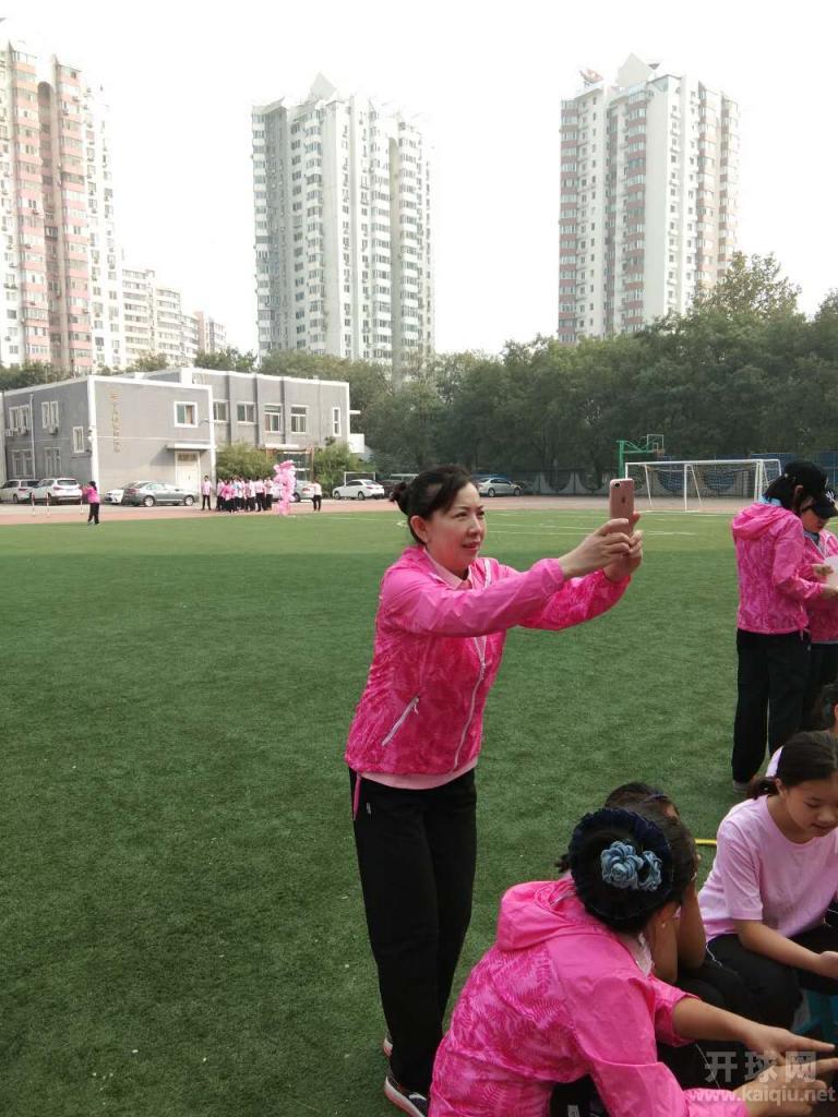 芳星园中学校长王瑛琨正在参加学校特色师生家长运动会