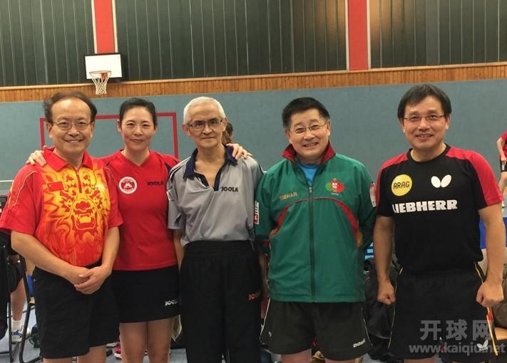 同俱乐部中国同胞合影