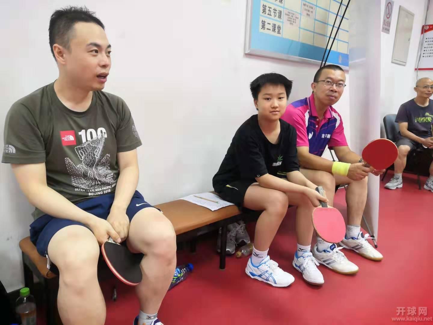 吉祥赛场的新生小女将杨静筠（黑衣）和大哥哥勇者不惧交流比赛心得。