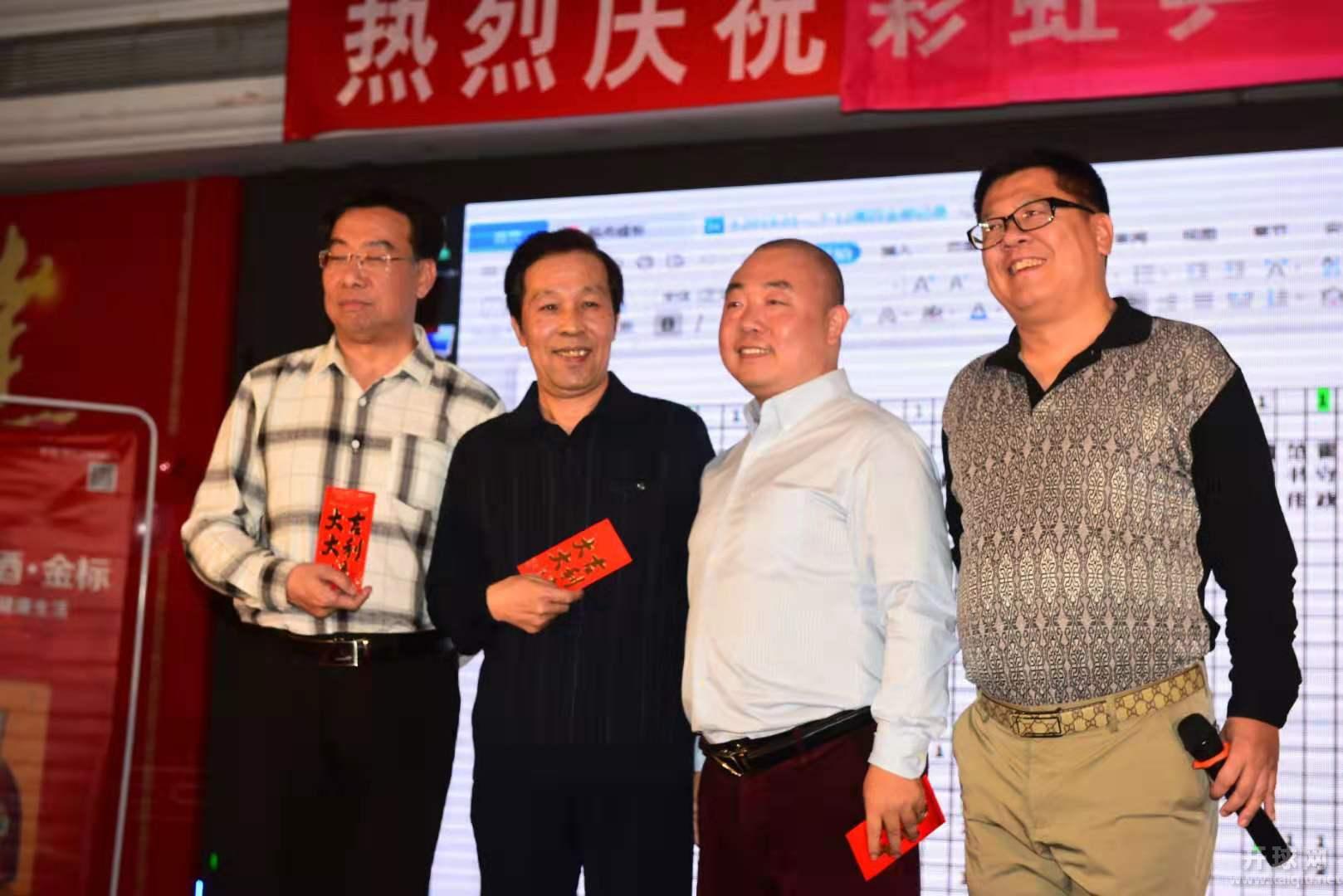 刚子馆长代表涵育球馆 奖励全勤人员次卡20.10次不等