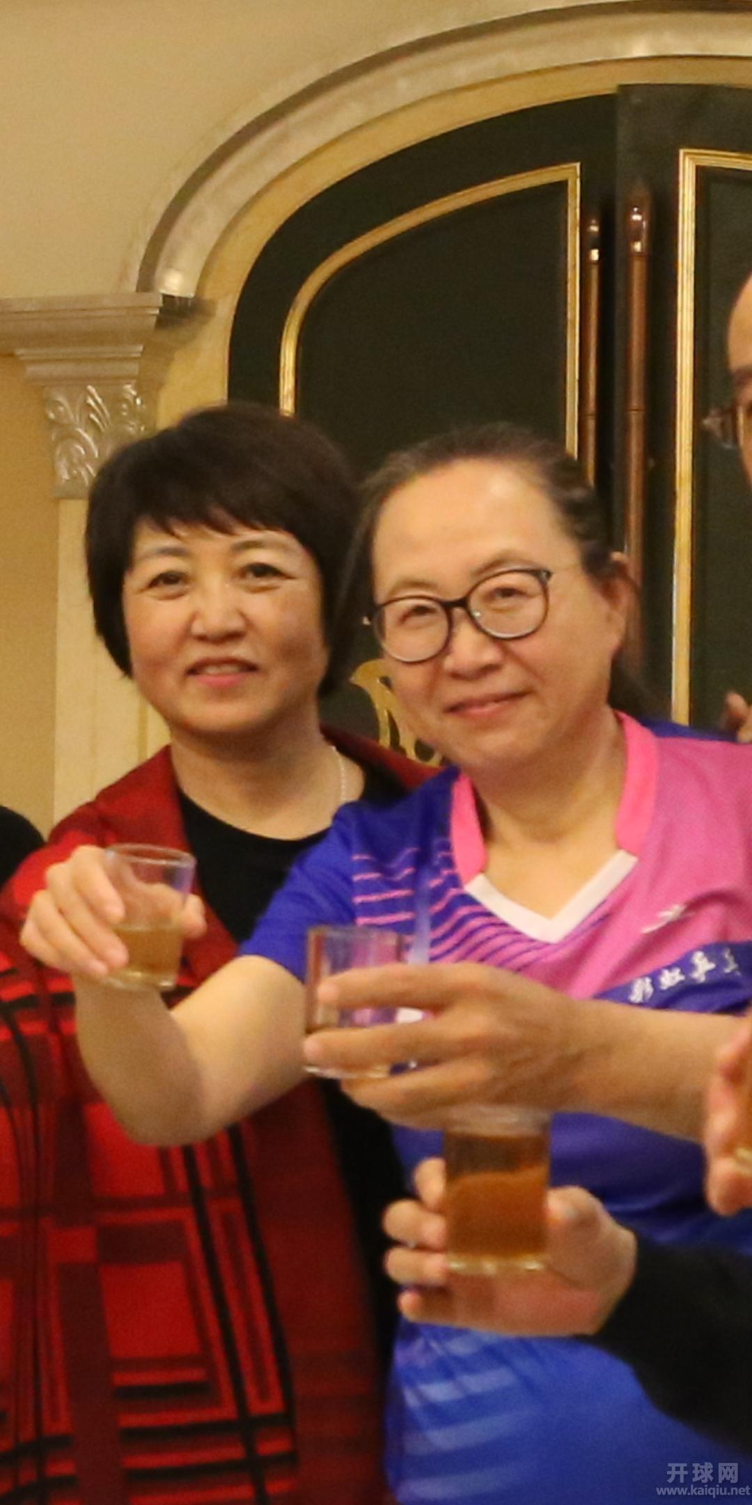 晚会唯一穿群服的  希玲