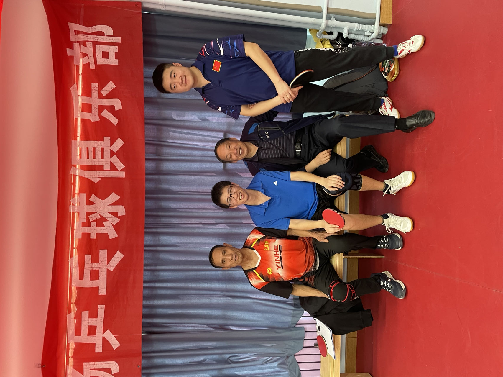 全运会冠军孙虎老师（右二）亲临指导给远道而来的河北滦平球友王小桥（左一，73岁）带来惊喜。