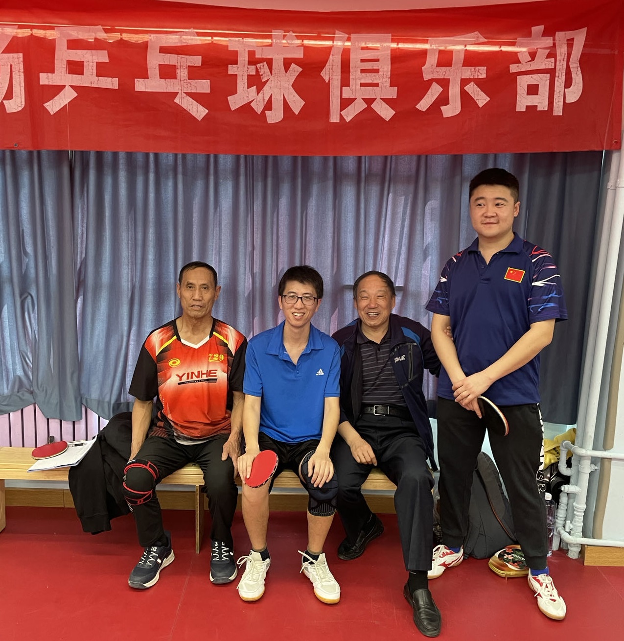 全运会冠军孙虎老师（右二）亲临指导给远道而来的河北滦平球友王小桥（左一，73岁）带来惊喜。